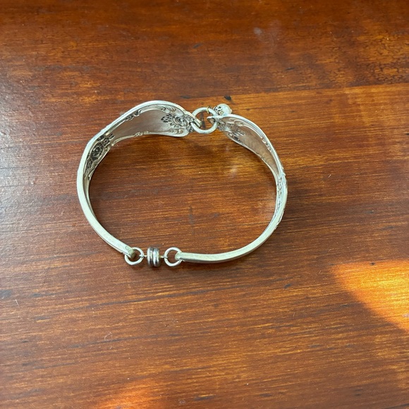 Silver tone spoon bracelet with pearl charm - Picture 4 of 10